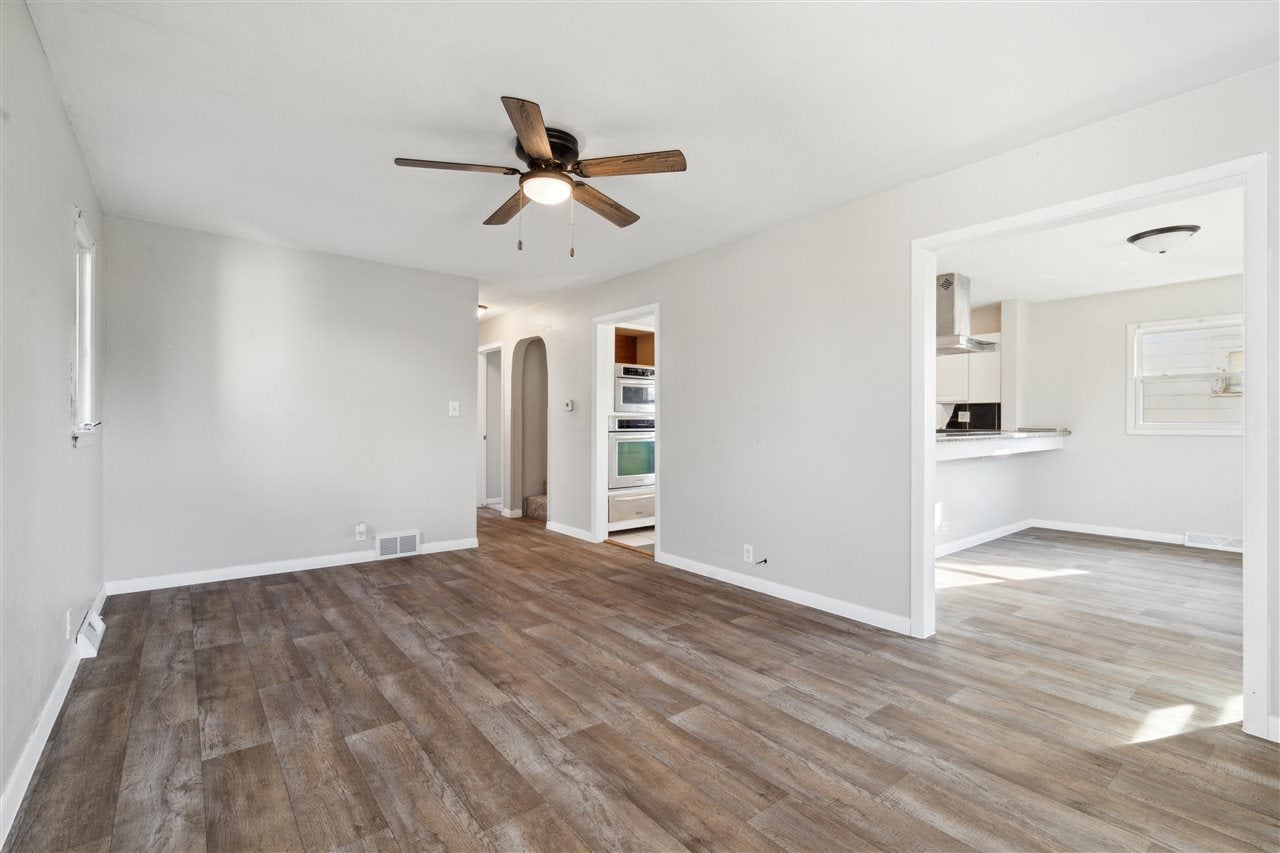 872 Center Point Road Northeast Cedar Rapids, IA 52402 - Photo 4 of 27 Gallery Image 4