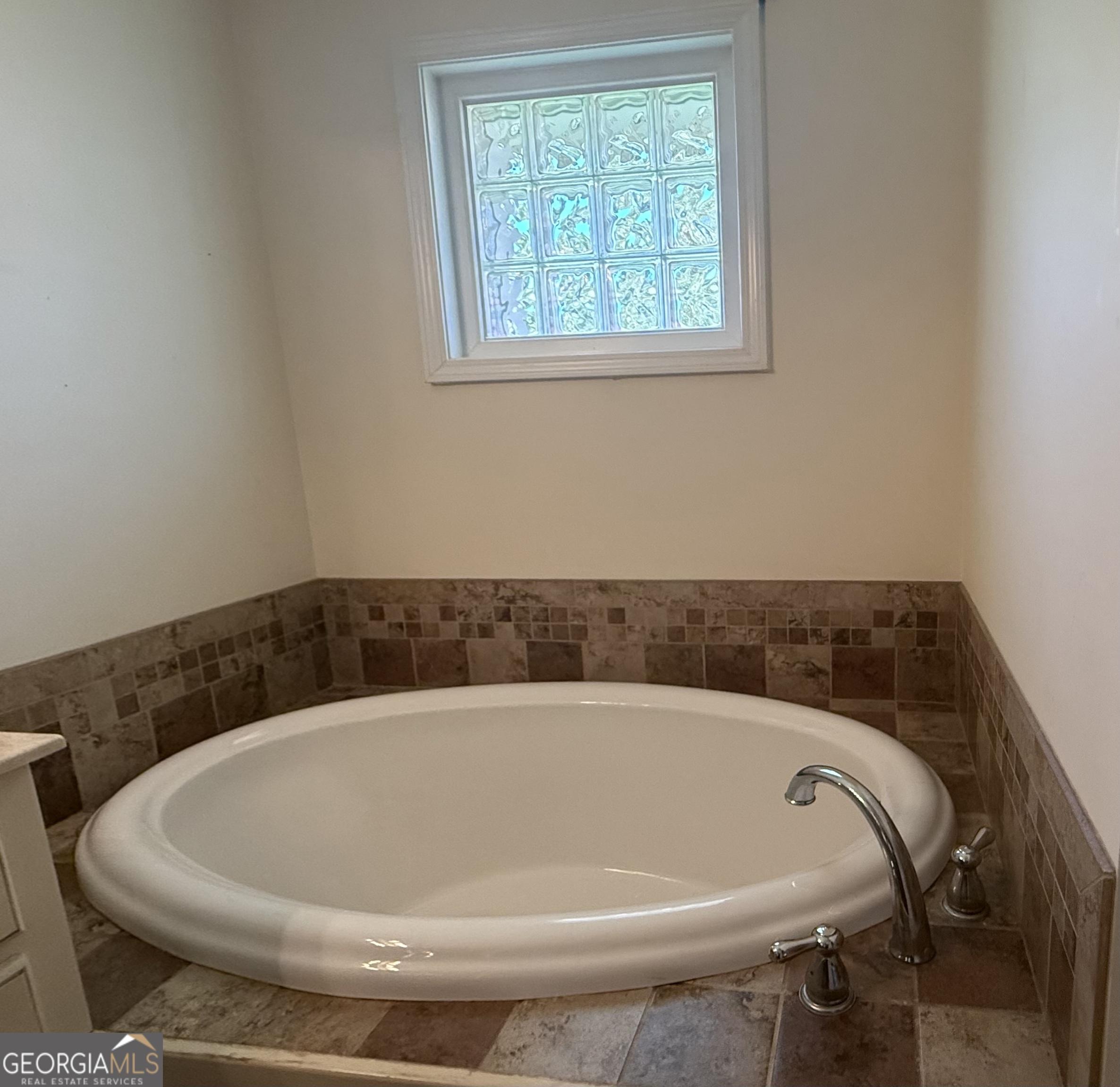 1191 Aderhold Rogers Road Commerce, GA 30530 - Photo 15 of 30 a bathroom with a bathtub