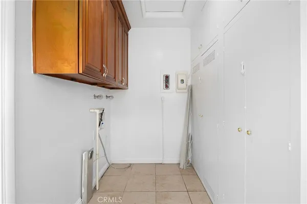 a view of an entryway with microwave