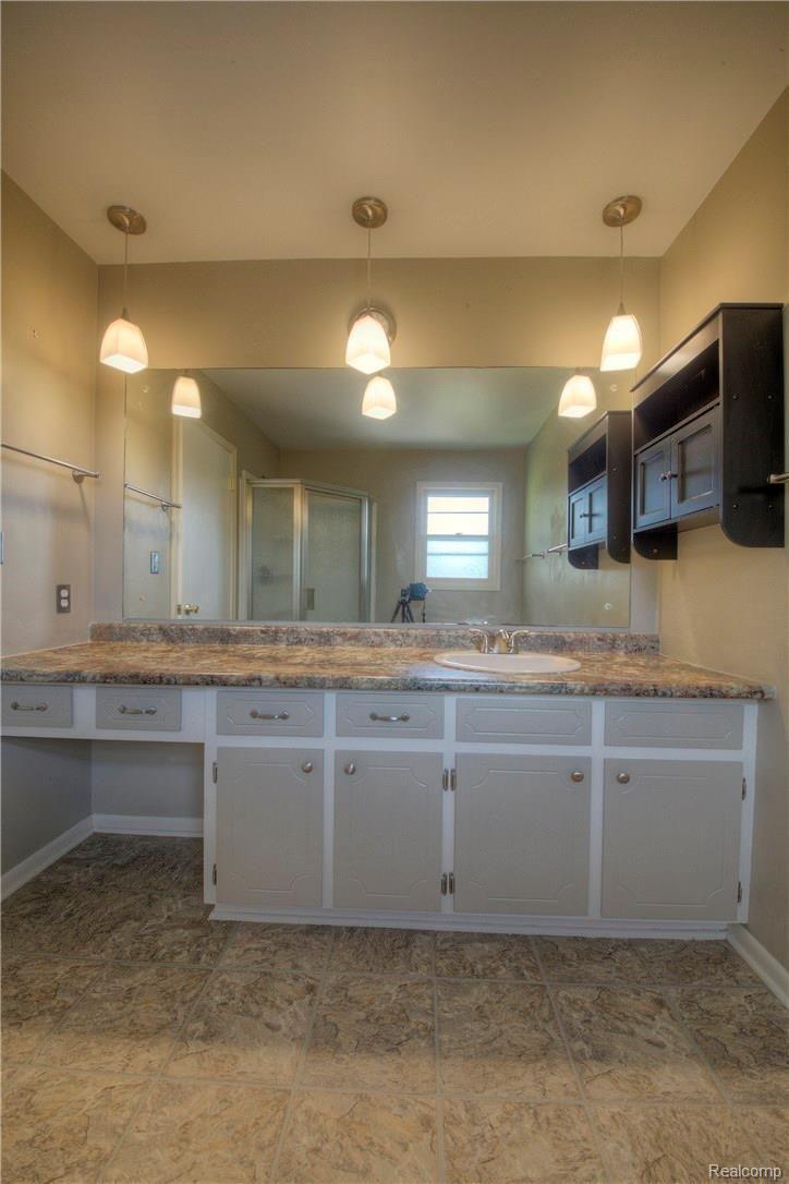 6263 Kings Pointe Road Grand Blanc, MI 48439 - Photo 24 of 41 930A9559_60_61.jpg