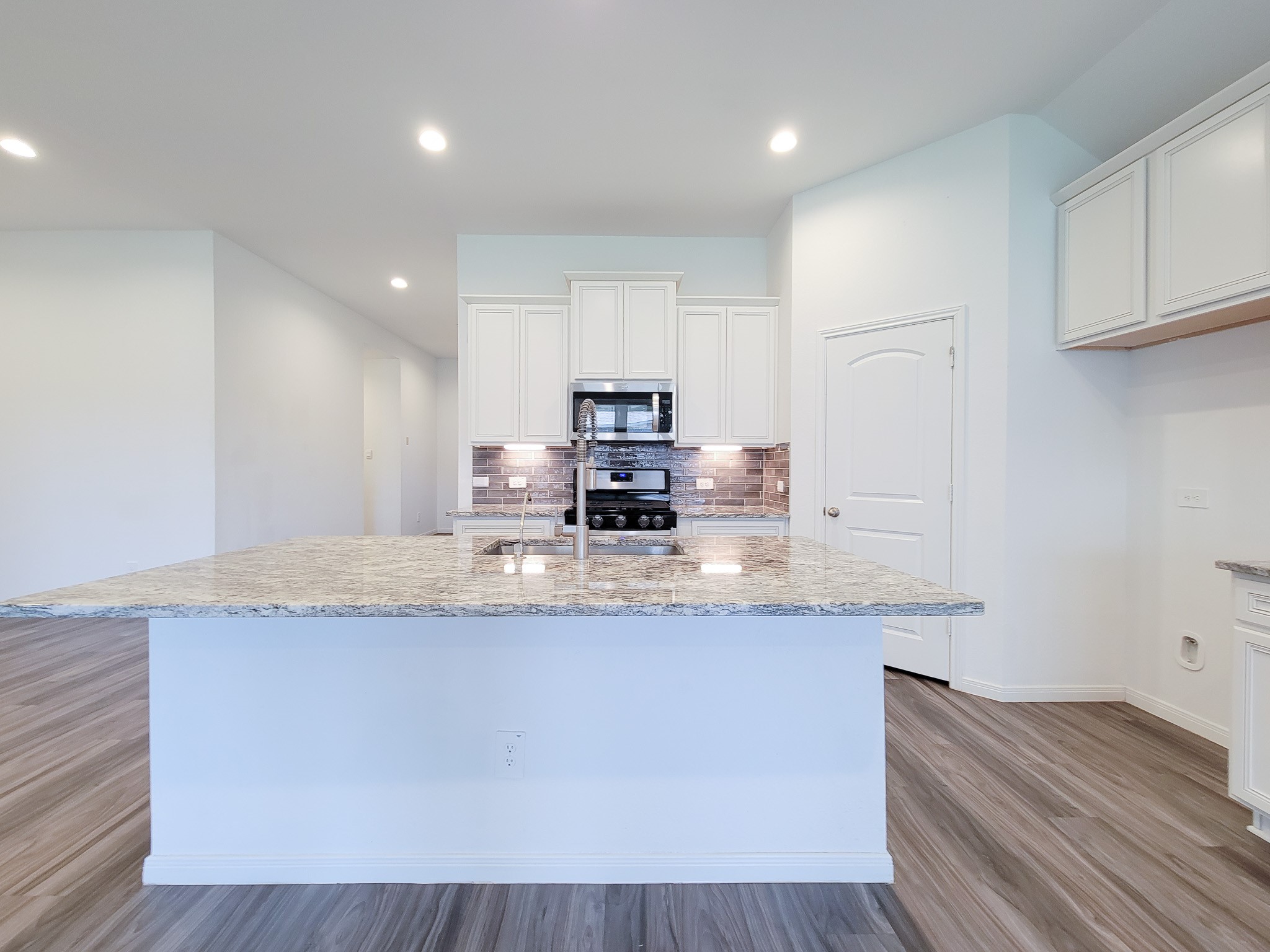 907 Youth Water Road Montgomery, TX 77316 - Photo 3 of 41