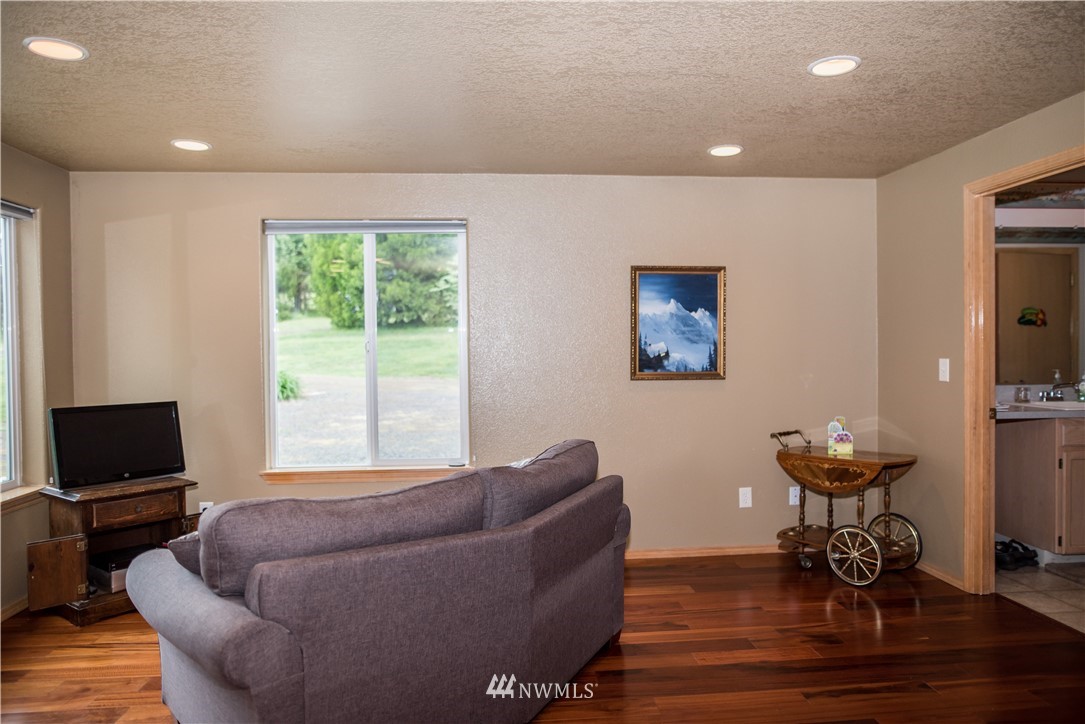 255 Grasseth Poston Road Longview, WA 98632 - Photo 10 of 36 Gallery Image 10