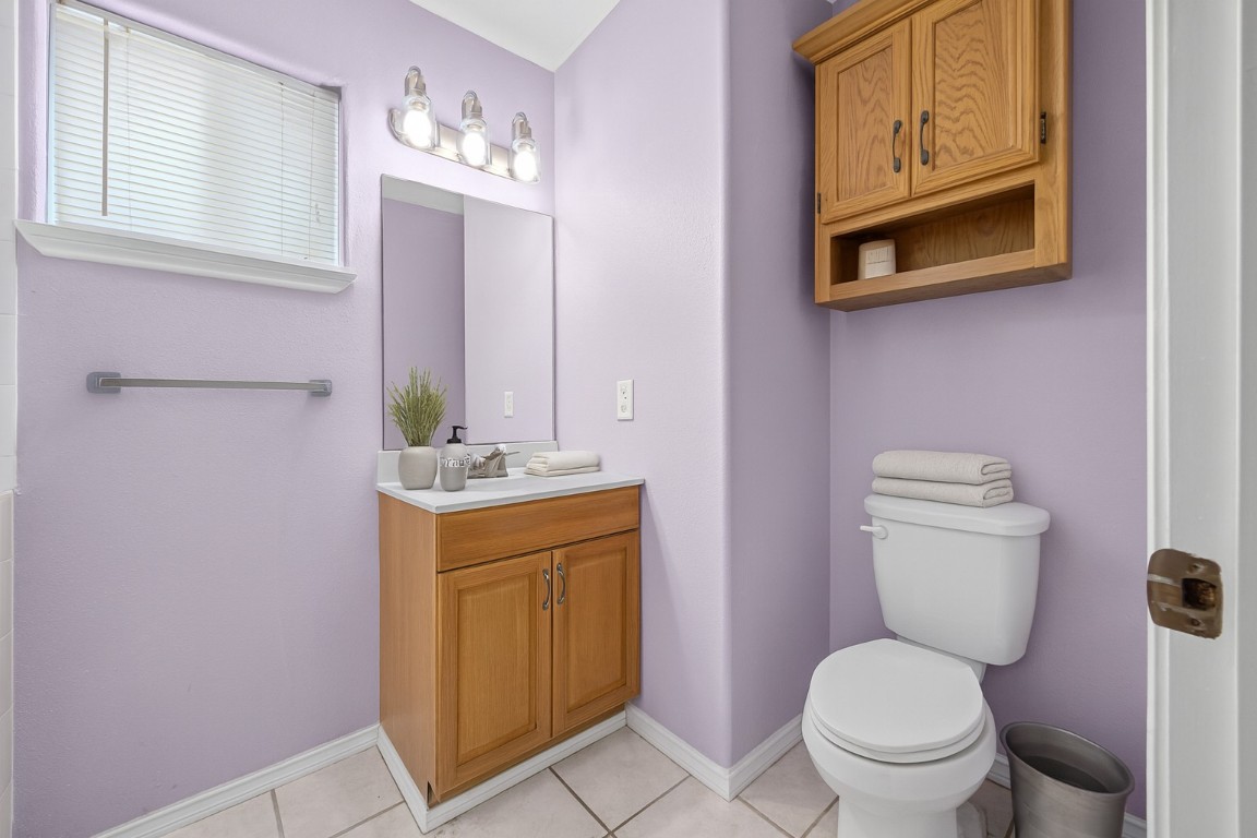 908 Vargas Road Austin, TX 78741 - Photo 23 of 33 a bathroom with a toilet sink and mirror