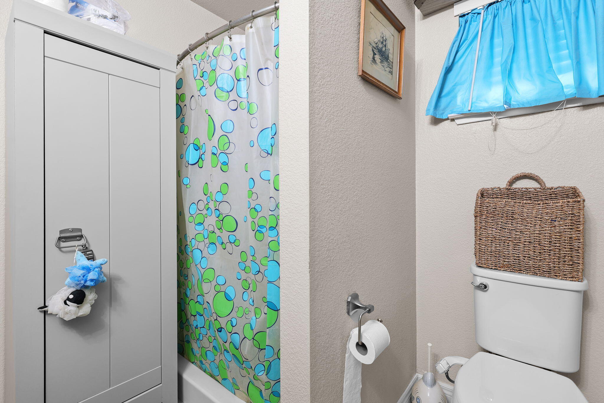7060 Pit Road Redding, CA 96001 - Photo 8 of 26 a bathroom with a toilet and a shower curtain
