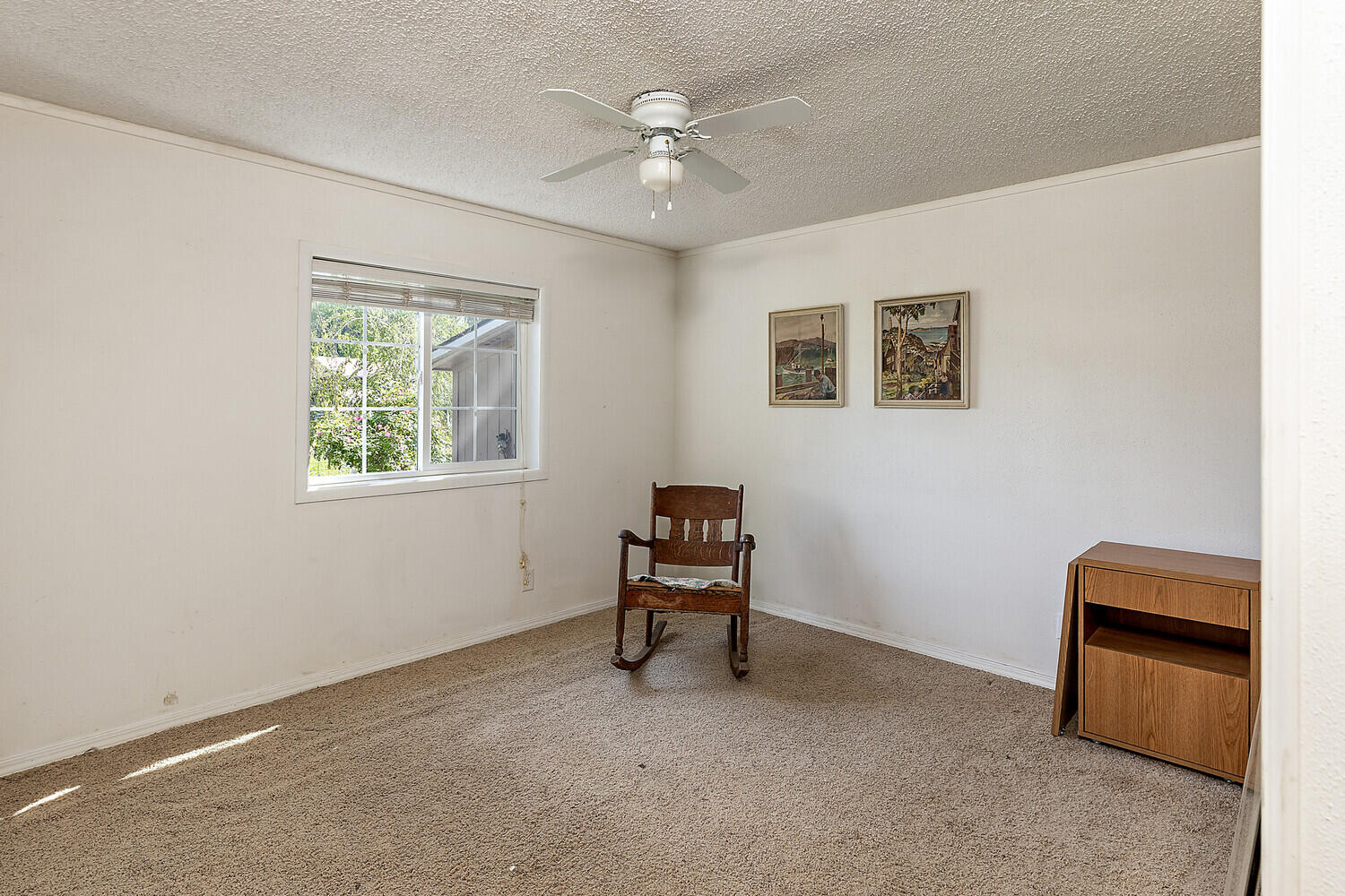 10710 Meadows Road White City, OR 97503 - Photo 18 of 46 a room with furniture and a window