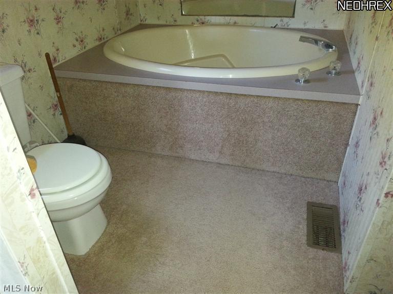 3690 Middle Road Conneaut, OH 44030 - Photo 10 of 14