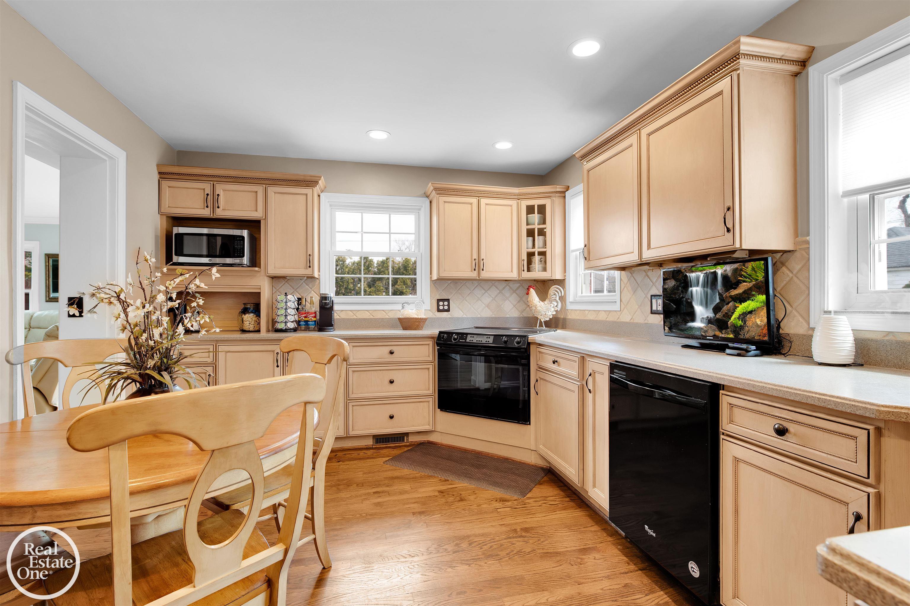 692 Hawthorne Road Grosse Pointe Woods, MI 48236 - Photo 14 of 33
