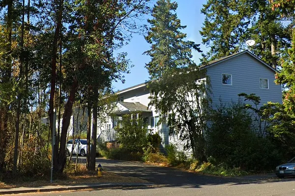 a view of a house with yard and tree s