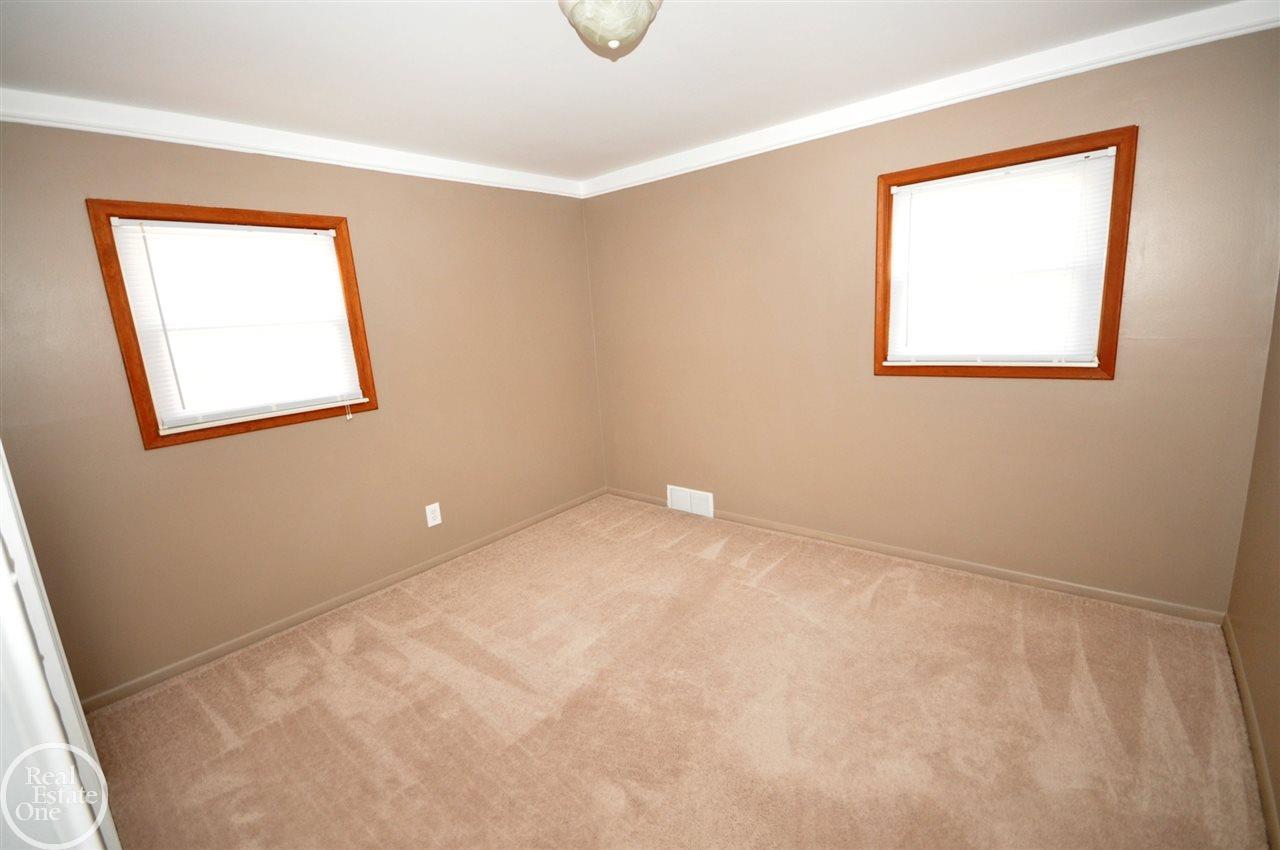 26190 Hayes Road Roseville, MI 48066 - Photo 8 of 15 31332594-7.JPG