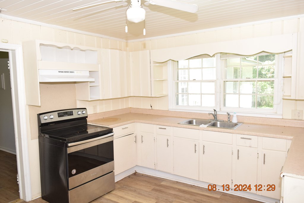 511 Chafin Drive Manchester, GA 31816 - Photo 2 of 16 a kitchen with granite countertop a stove and a sink