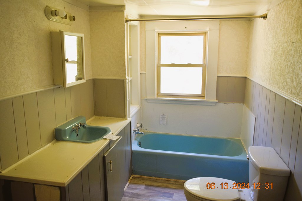 511 Chafin Drive Manchester, GA 31816 - Photo 6 of 16 a bathroom with a sink and a bathtub