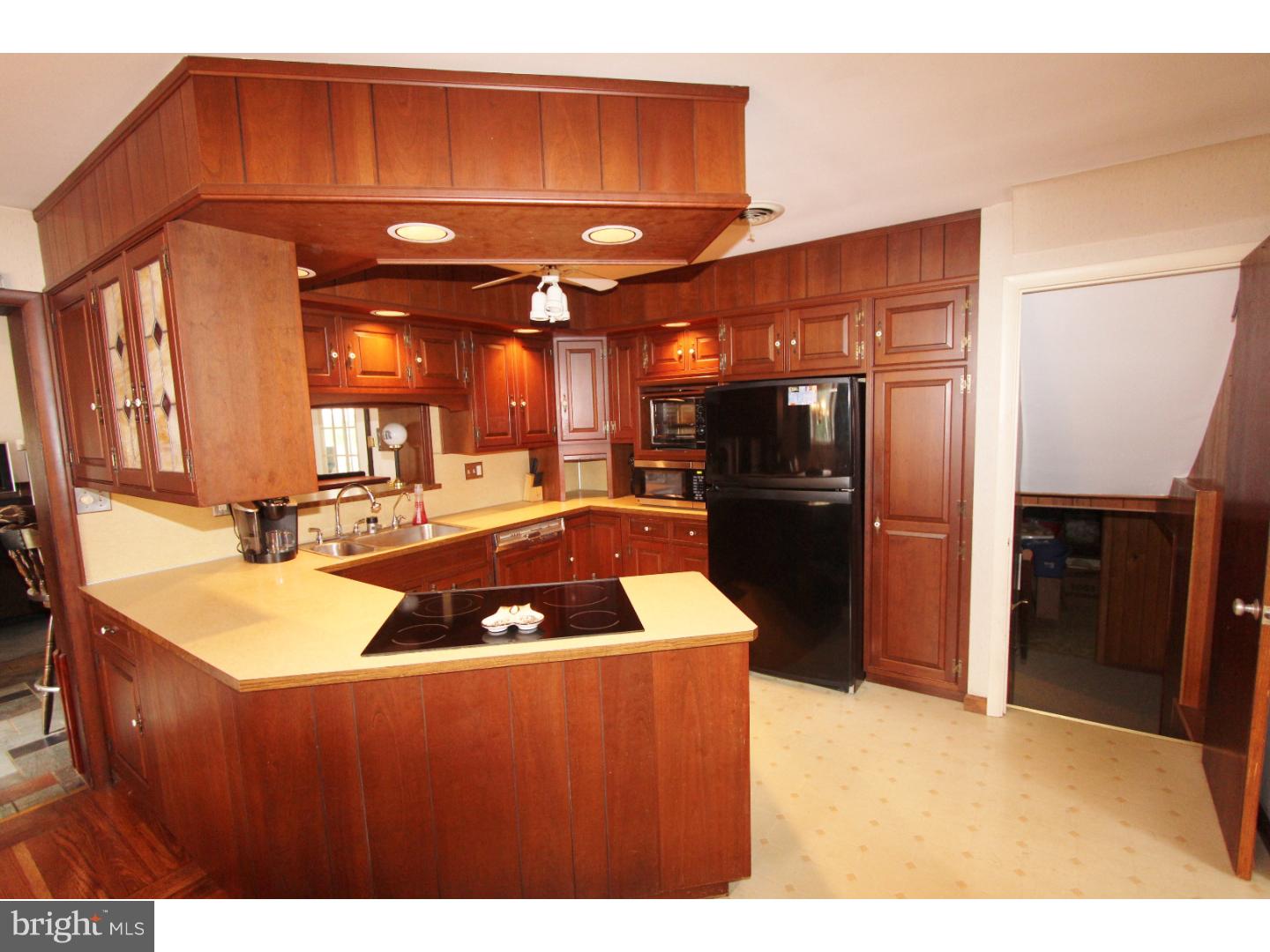 3997 Hillview Road Temple, PA 19560 - Photo 4 of 21