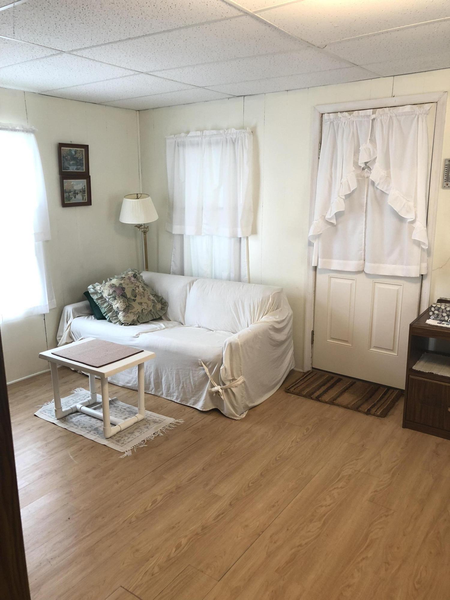 117 Chestnut Street Philadelphia, PA 19106 - Photo 11 of 19 a living room with a bed and a table