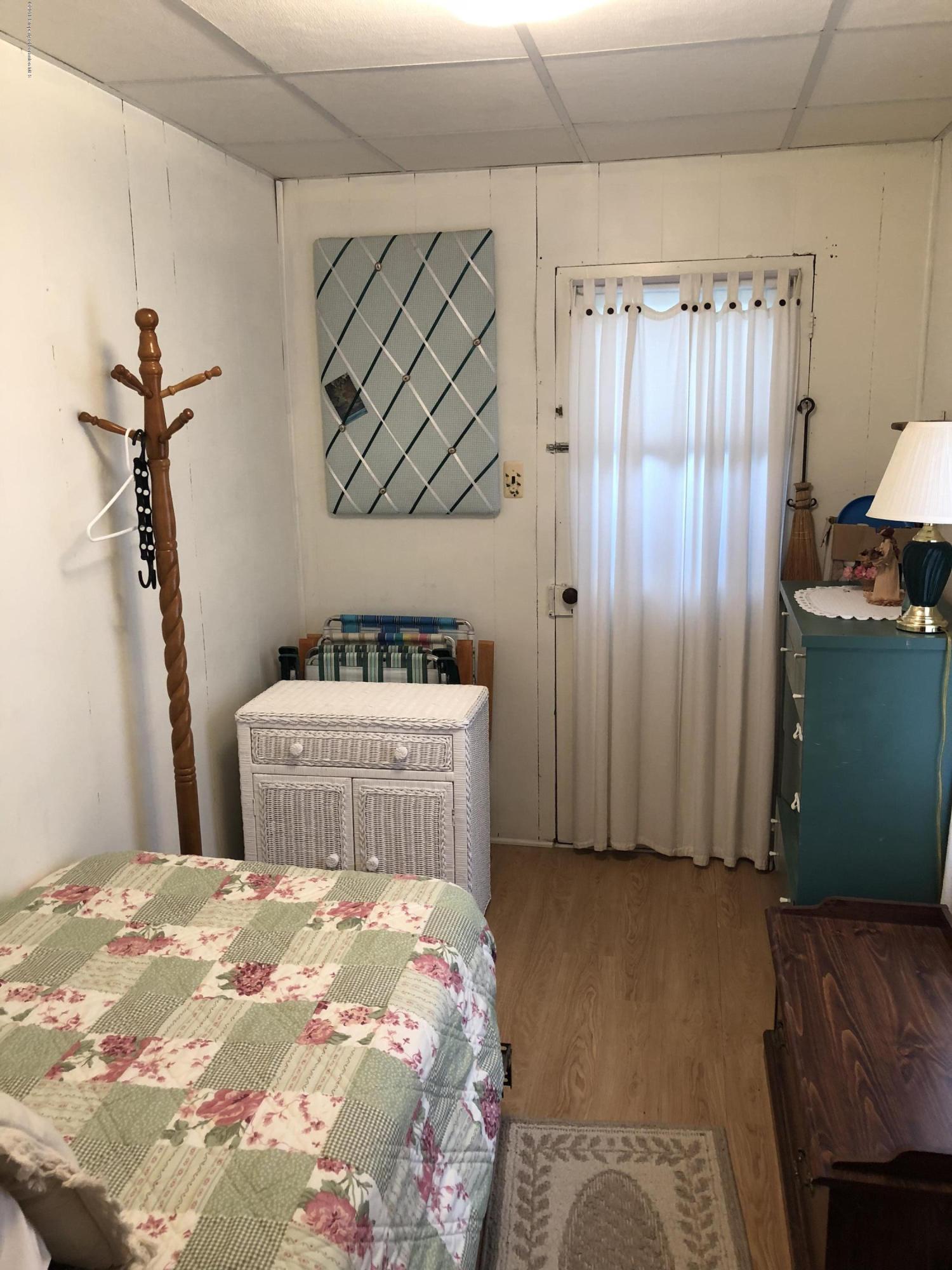 117 Chestnut Street Philadelphia, PA 19106 - Photo 10 of 19 a bedroom with a bed and a mirror