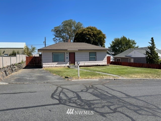 216 Statter Road Ephrata, WA 98823 - Photo 1 of 12 a front view of a house with a yard