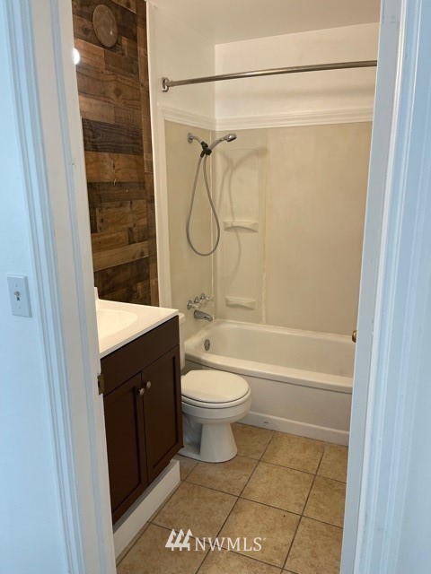 216 Statter Road Ephrata, WA 98823 - Photo 12 of 12 a bathroom with a shower toilet and sink