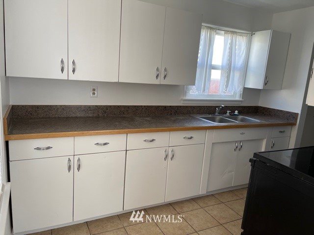 216 Statter Road Ephrata, WA 98823 - Photo 8 of 12 a kitchen with granite countertop white cabinets and sink