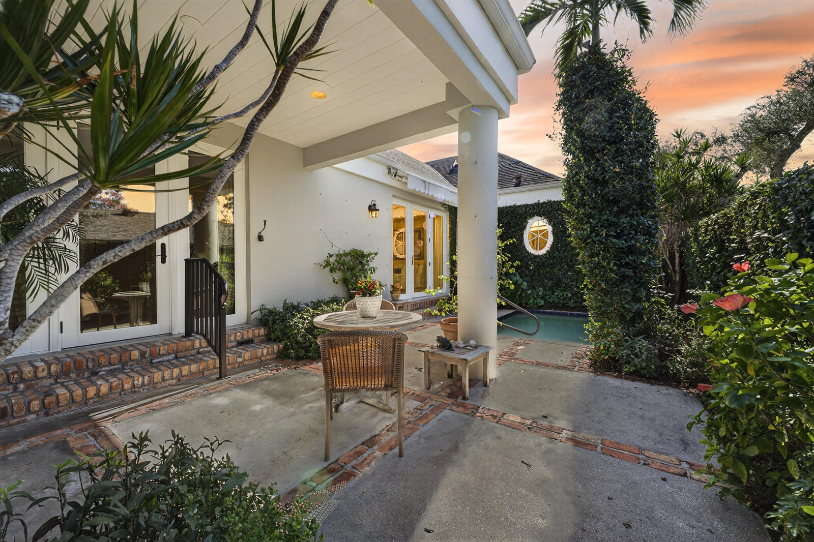 625 Riomar Drive Vero Beach, FL 32963 - Photo 30 of 54 a backyard of a house with table and chairs