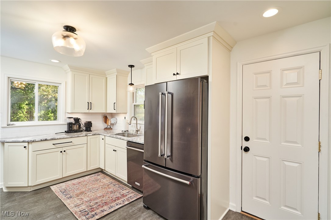 276 Sundale Road Akron, OH 44313 - Photo 8 of 25 Gallery Image 8