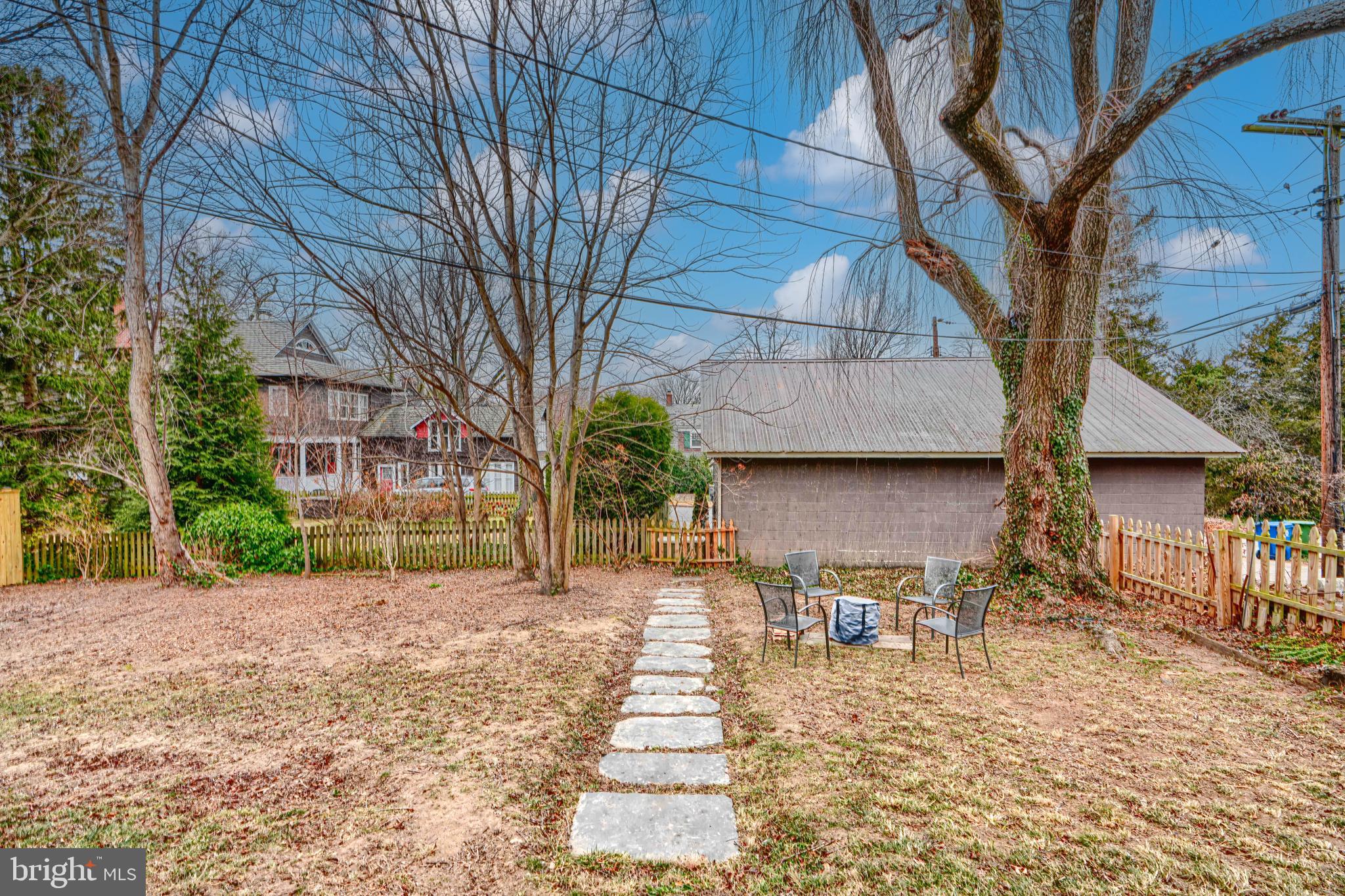 5000 Greenleaf Road Baltimore, MD 21210 - Photo 43 of 45 a view of a patio with table and chairs and wooden fence