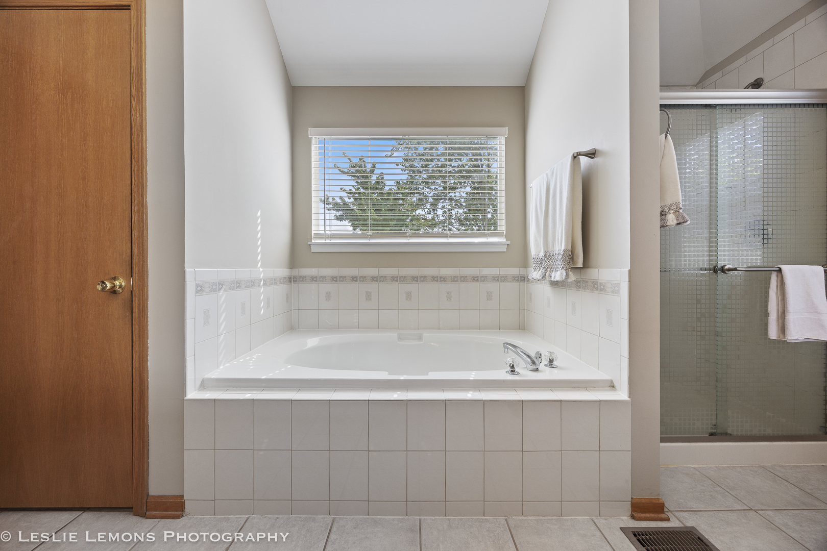 13141 Cinnamon Circle Plainfield, IL 60585 - Photo 24 of 35 a bathroom with a bathtub and shower