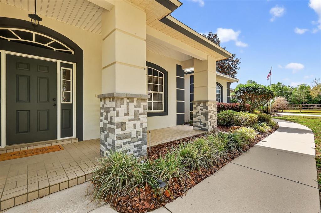 19703 Twin Ponds Road Umatilla, FL 32784 - Photo 4 of 62 a front view of a house with a garden