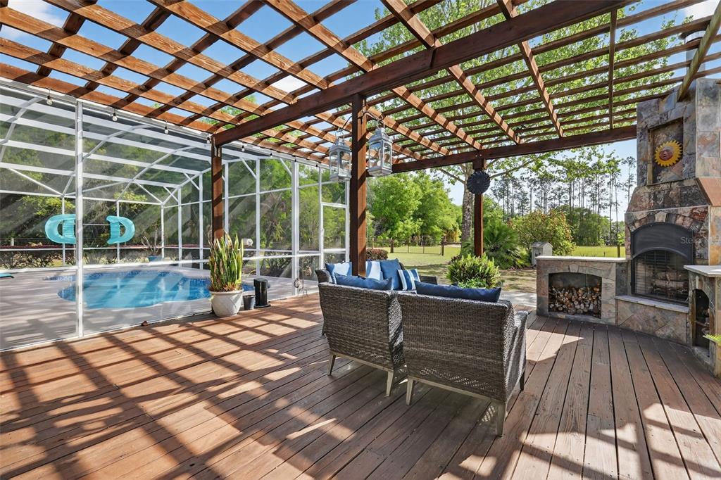 19703 Twin Ponds Road Umatilla, FL 32784 - Photo 44 of 62 a patio view with a seating space