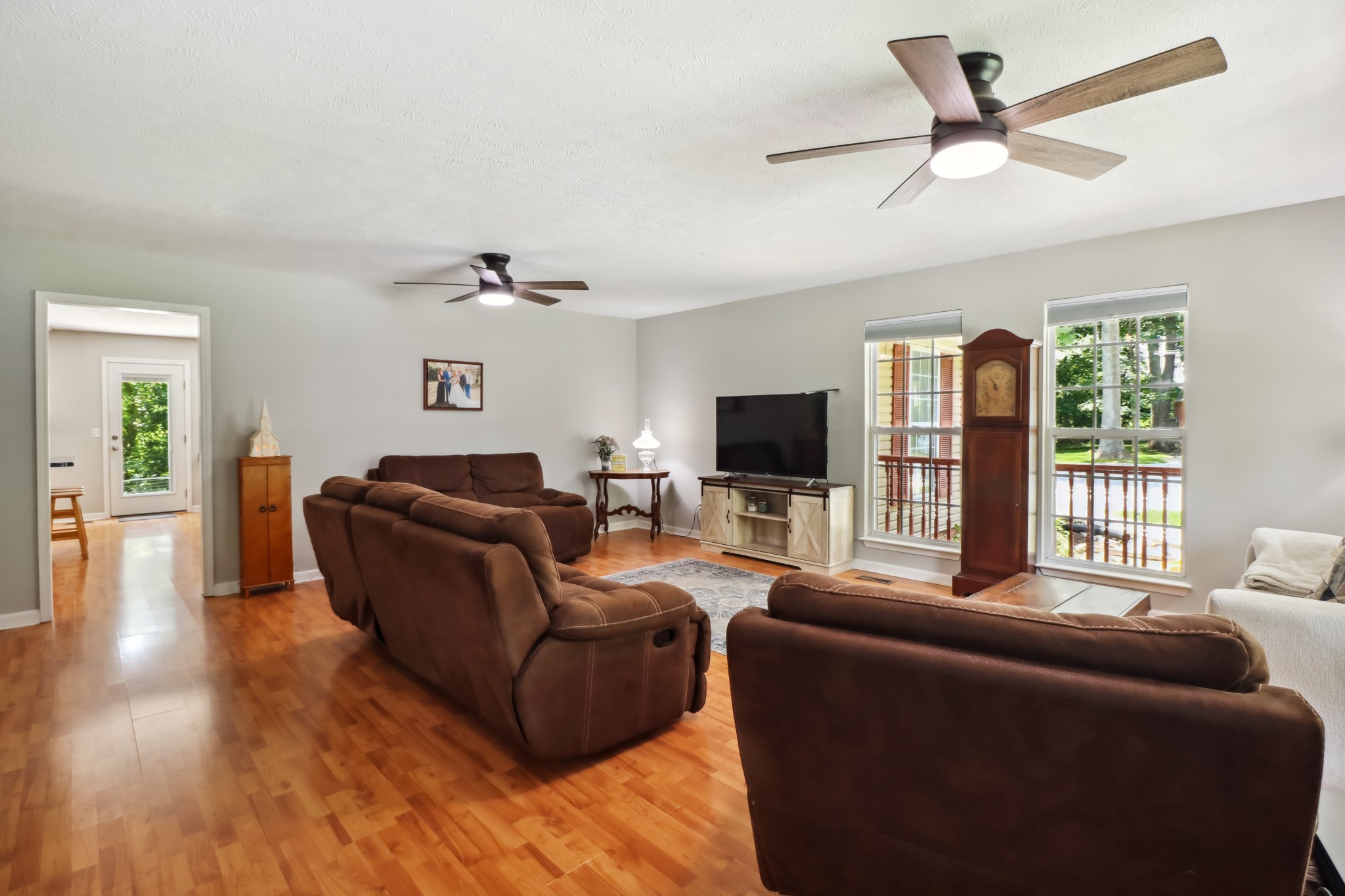 4956 Minnis Road Springfield, TN 37172 - Photo 19 of 32 a living room with furniture ceiling fan and a window
