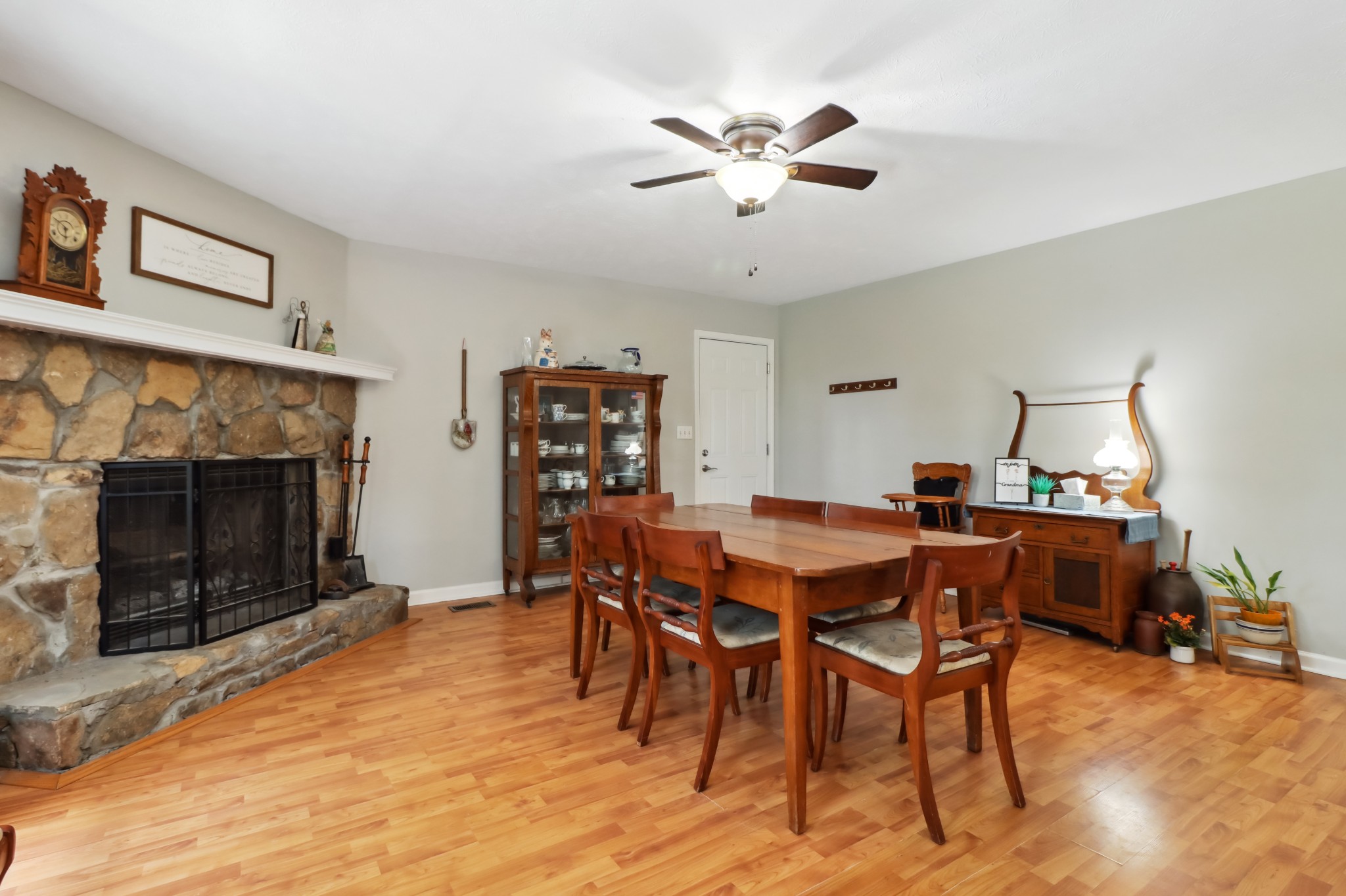 4956 Minnis Road Springfield, TN 37172 - Photo 21 of 32 a view of a dining room with furniture