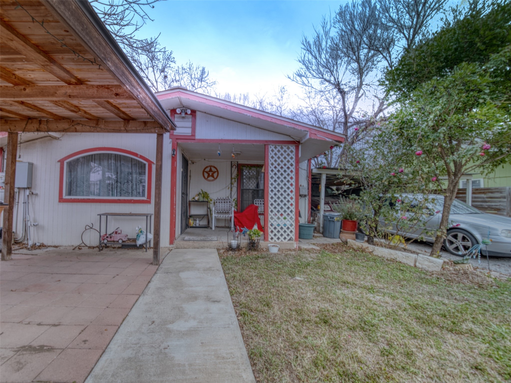 2900 Castro Street Austin, TX 78702 - Photo 6 of 39 Bungalow-style house with a front lawn