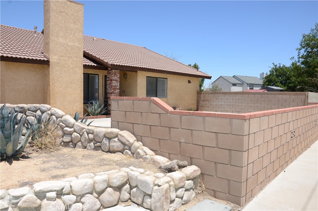 43600 Santa Rosa Circle Lancaster, CA 93535 - Photo 4 of 25 a view of a backyard