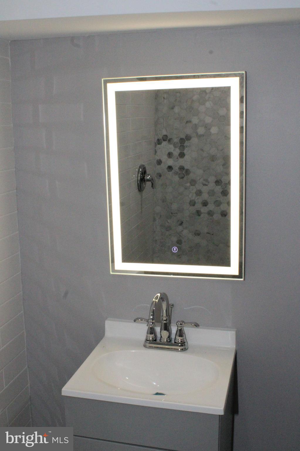 1002 Cameron Road Baltimore, MD 21212 - Photo 29 of 53 ...a mirror with DIMMING LIGHT...WHAT?!?!