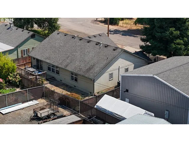 $325,000 | 120 Southeast Edwards Street, Winston, OR 97496