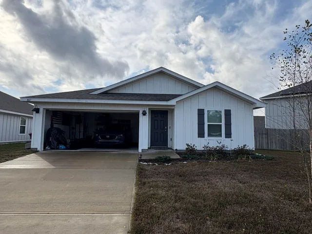 a view of a house with backyard and garden