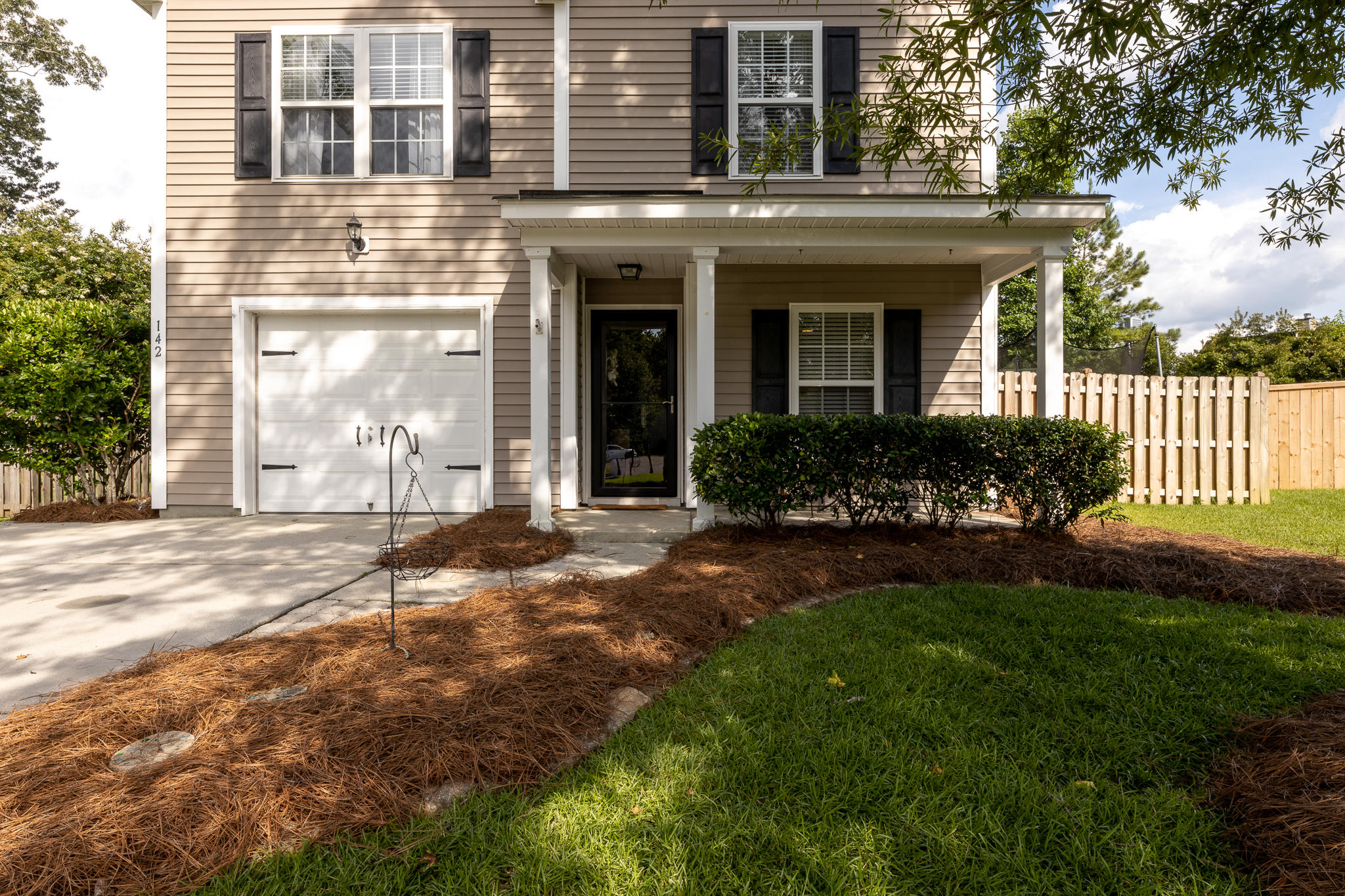 142 Malibu Road Summerville, SC 29483 - Photo 3 of 22 142 Malibu Dr EXT (4 of 14)