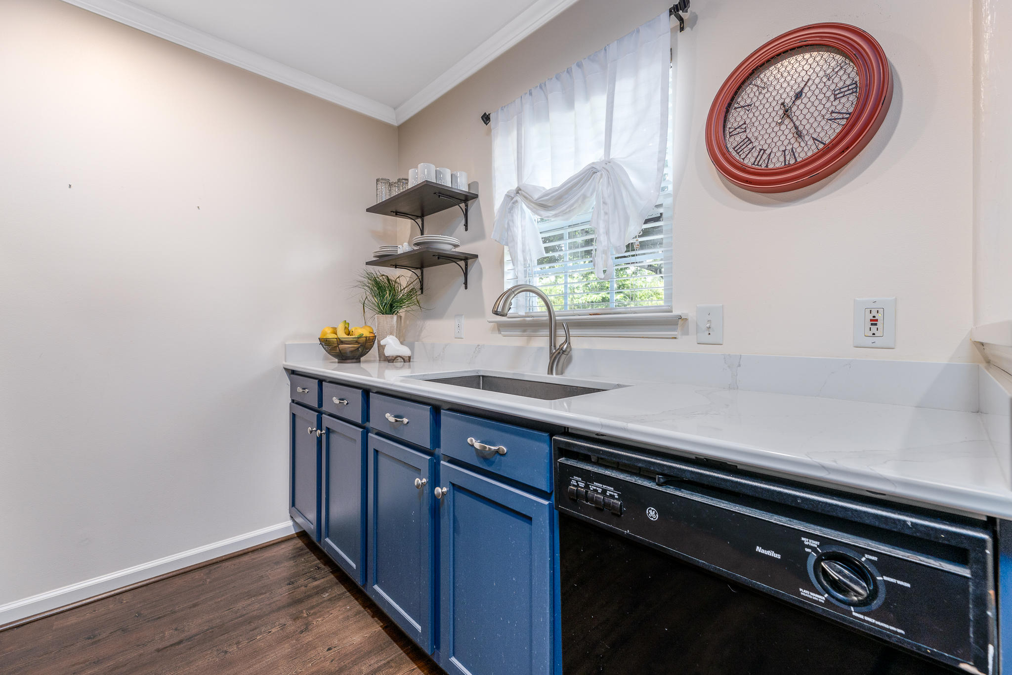 142 Malibu Road Summerville, SC 29483 - Photo 9 of 22 142 Malibu Dr INT (1 of 16)