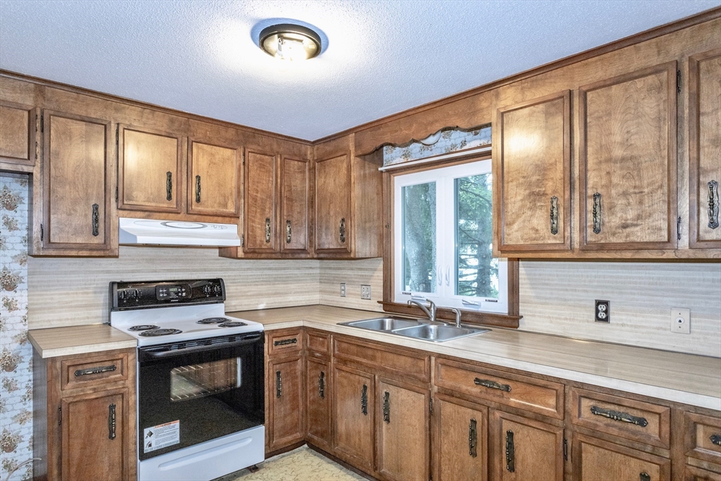 111 Susan Drive Westfield, MA 01085 - Photo 4 of 39