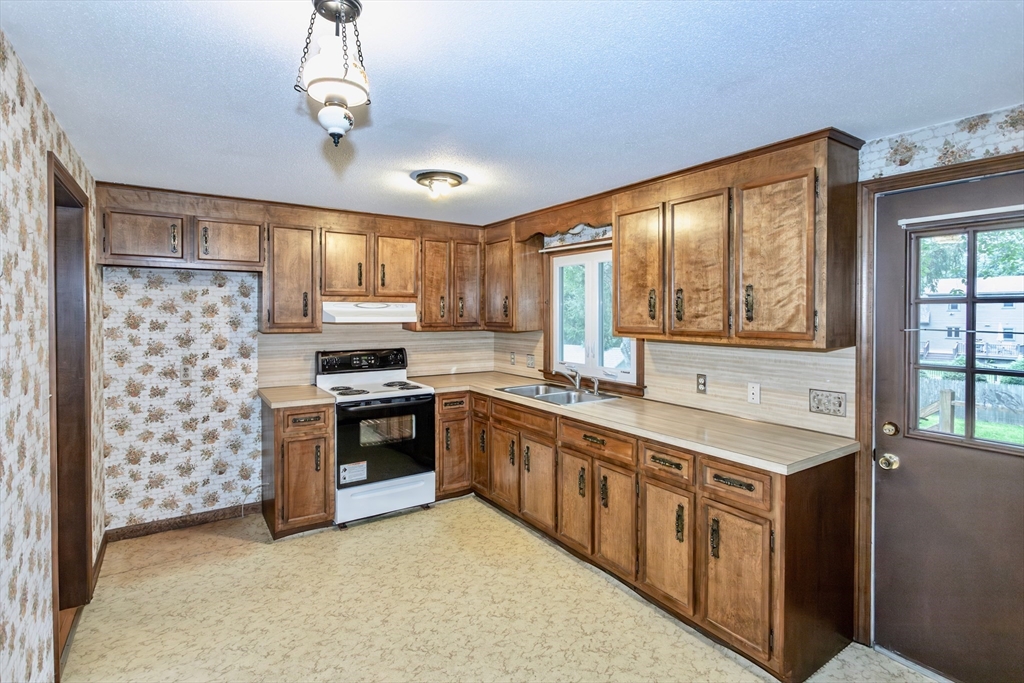 111 Susan Drive Westfield, MA 01085 - Photo 7 of 39