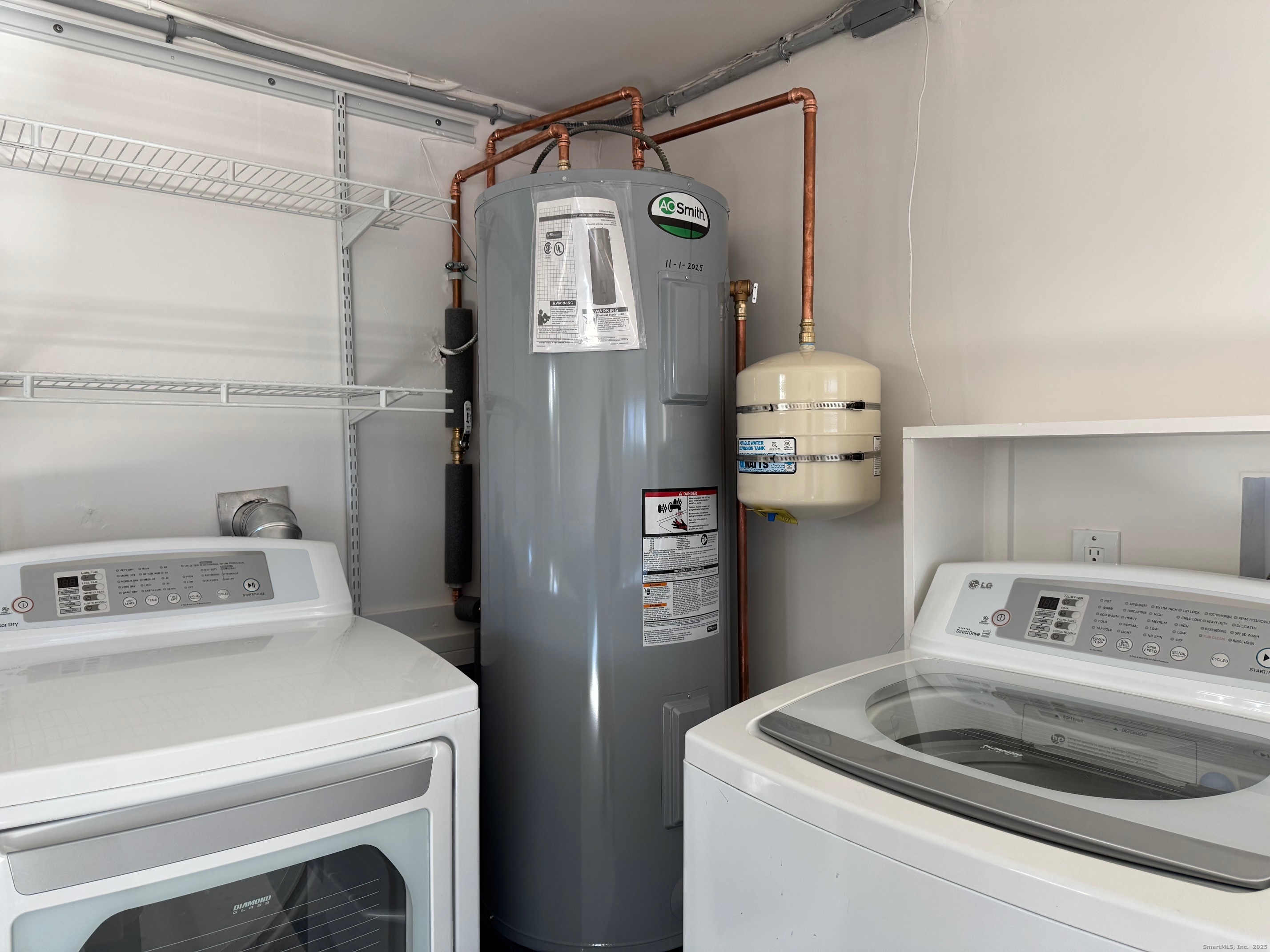 15 Sunwich Road Norwalk, CT 06853 - Photo 29 of 33 a utility room with dryer and washer