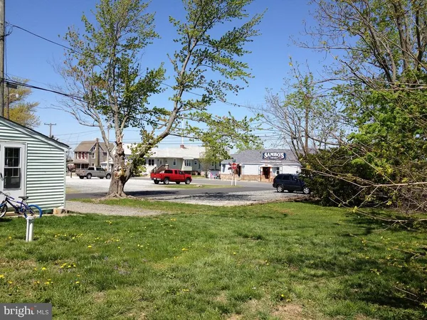 a view of front of house with car parked