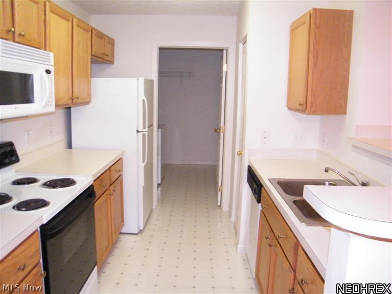 29884 Center Ridge Road, Unit 113 Westlake, OH 44145 - Photo 4 of 11 KITCHEN