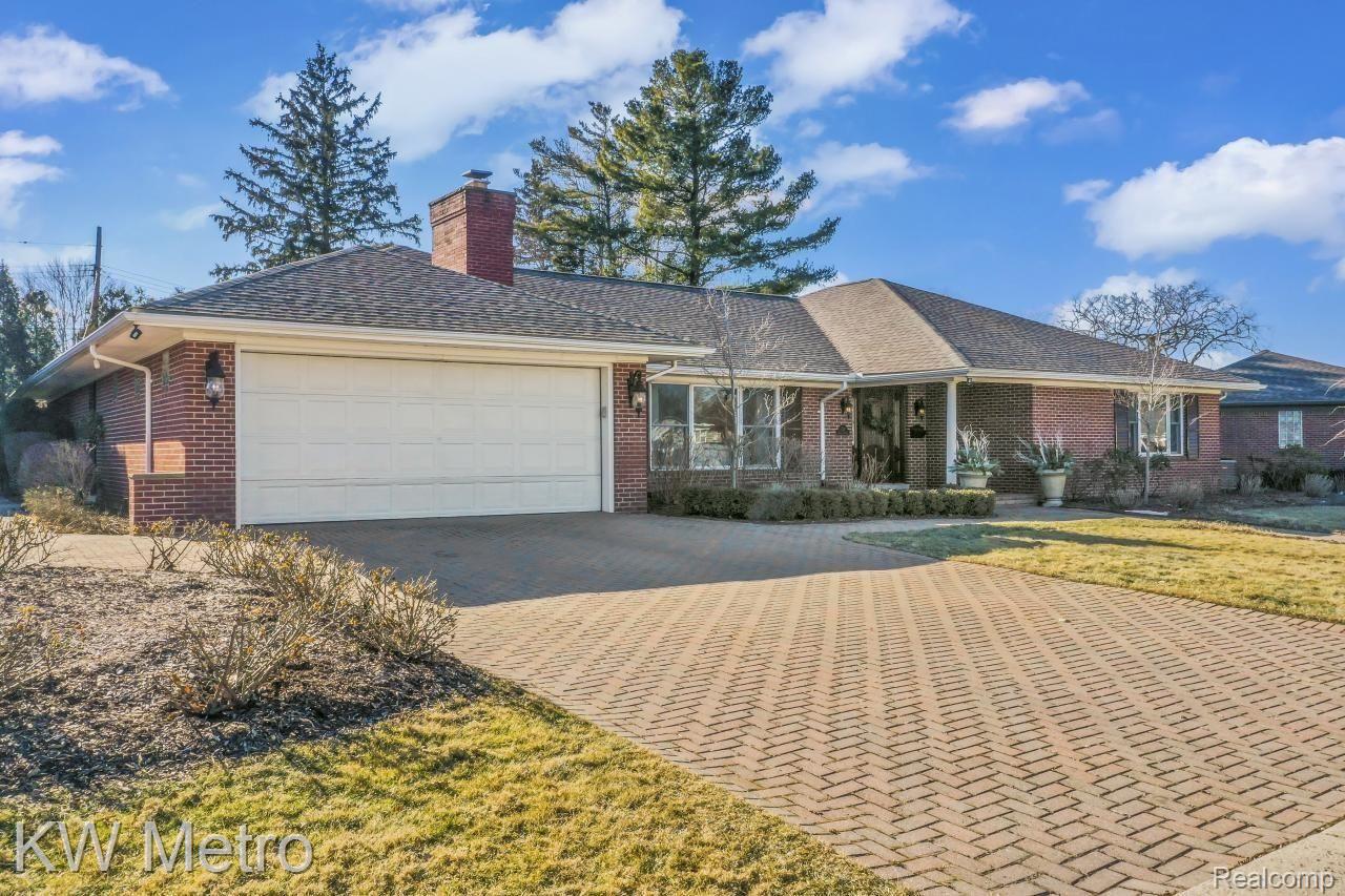 871 North Renaud Road Grosse Pointe, MI 48236 - Photo 2 of 64 Front NE Elevation - All Brick Paver Driveway