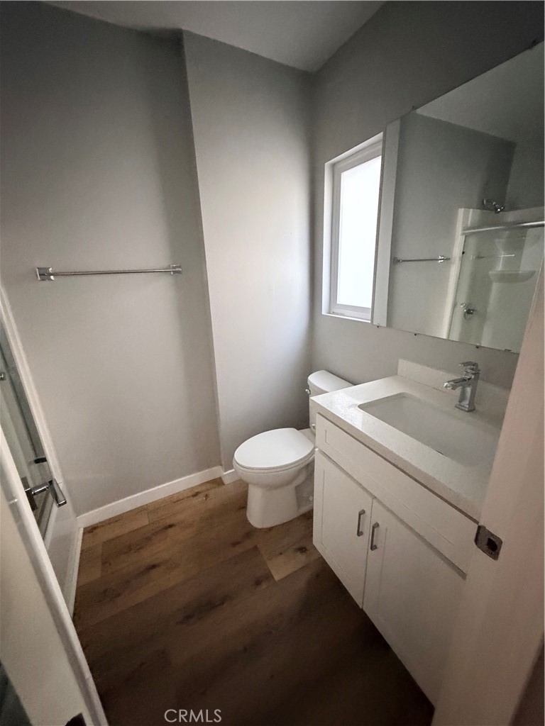 4033 Linwood Place Riverside, CA 92506 - Photo 7 of 12 Master bedroom bathroom tub/shower combo