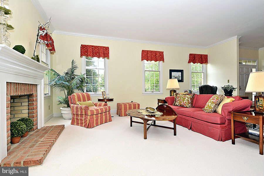 1130 South River Landing Road, Unit 1130 Edgewater, MD 21037 - Photo 10 of 29 Living Room
