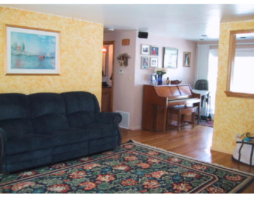 94 Ravenswood Road Waltham, MA 02453 - Photo 3 of 9 Gallery Image 3