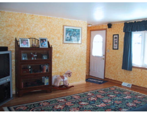 94 Ravenswood Road Waltham, MA 02453 - Photo 4 of 9 Gallery Image 4
