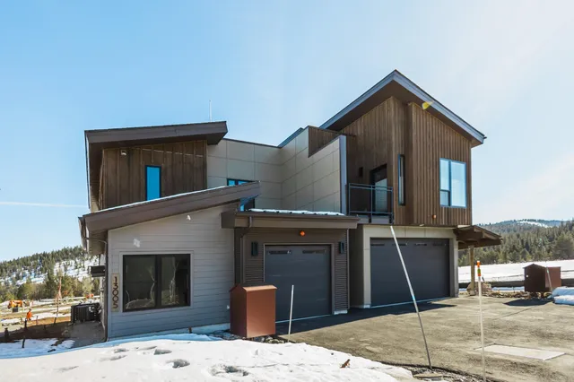 a house view with a outdoor space