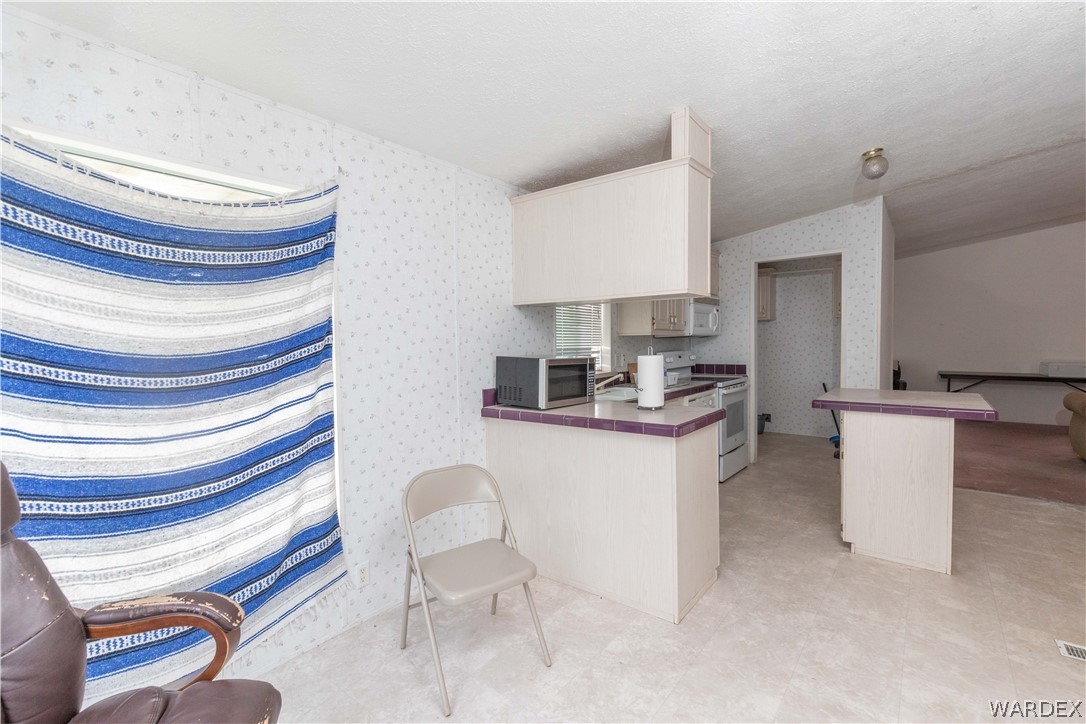 7374 Windmill Road Kingman, AZ 86401 - Photo 21 of 49 a kitchen with a appliances and cabinets