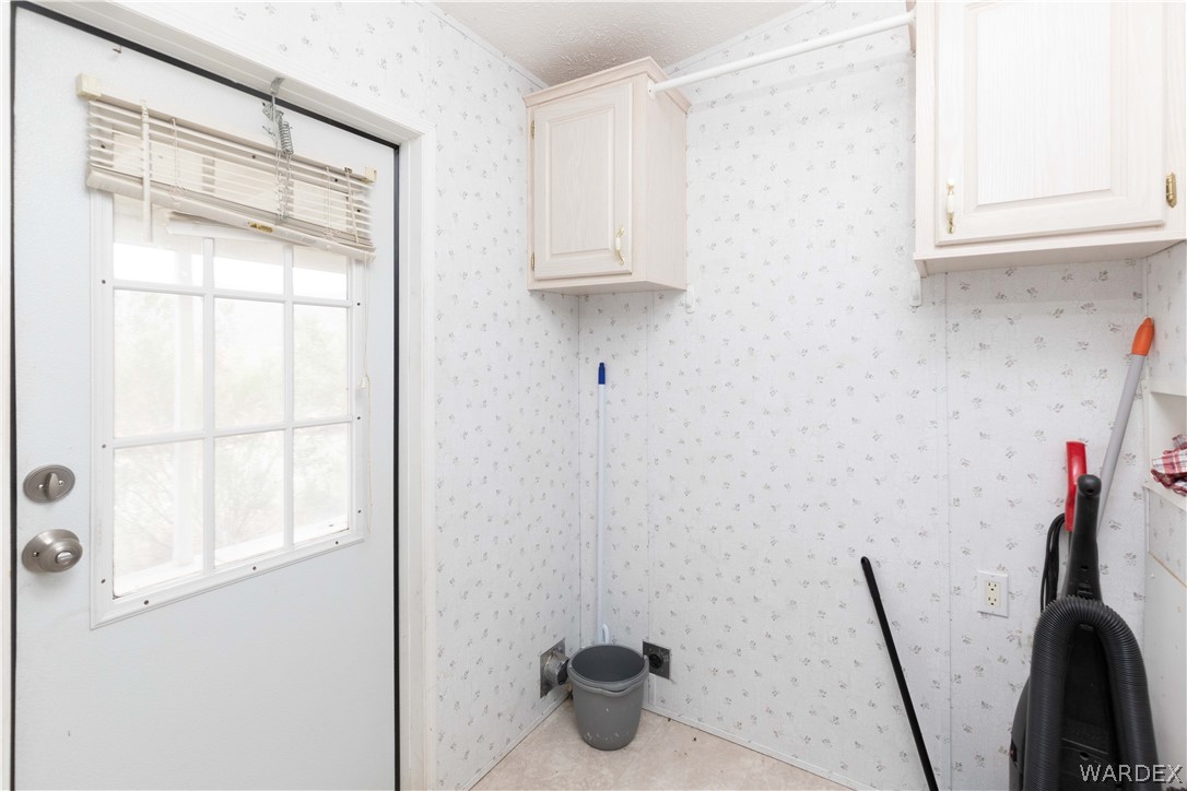 7374 Windmill Road Kingman, AZ 86401 - Photo 32 of 49 a bathroom with a shower