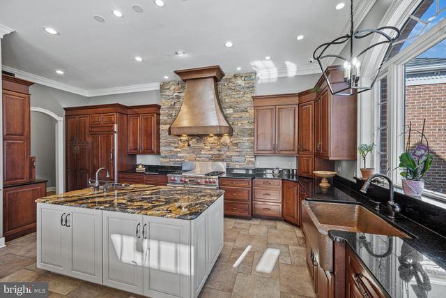 a view of a yard in front of the house